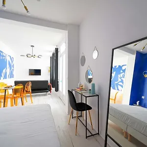 Modern Large For 3 , Paris France